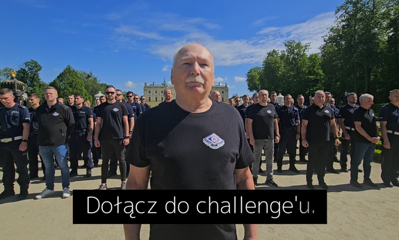 kadr z filmu przedstawia funkcjonariuszy biorących udział w Challenge dla Dariusza
