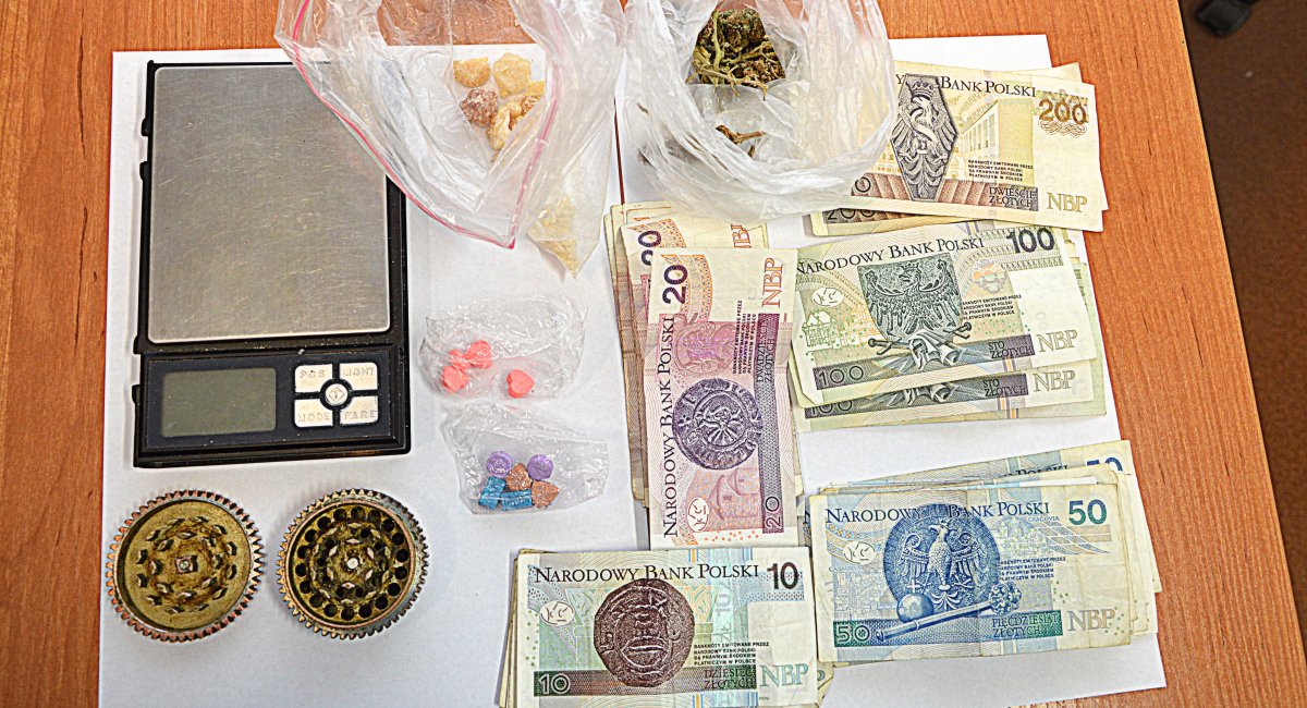 Waga, kruszarka, banknoty, amfetamina, marihuana