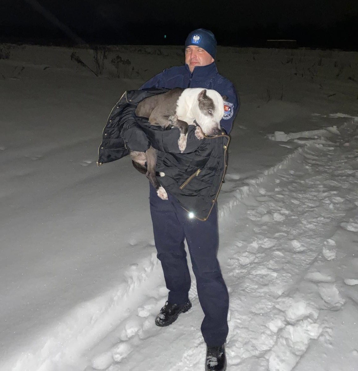 policjant z psem na rękach 