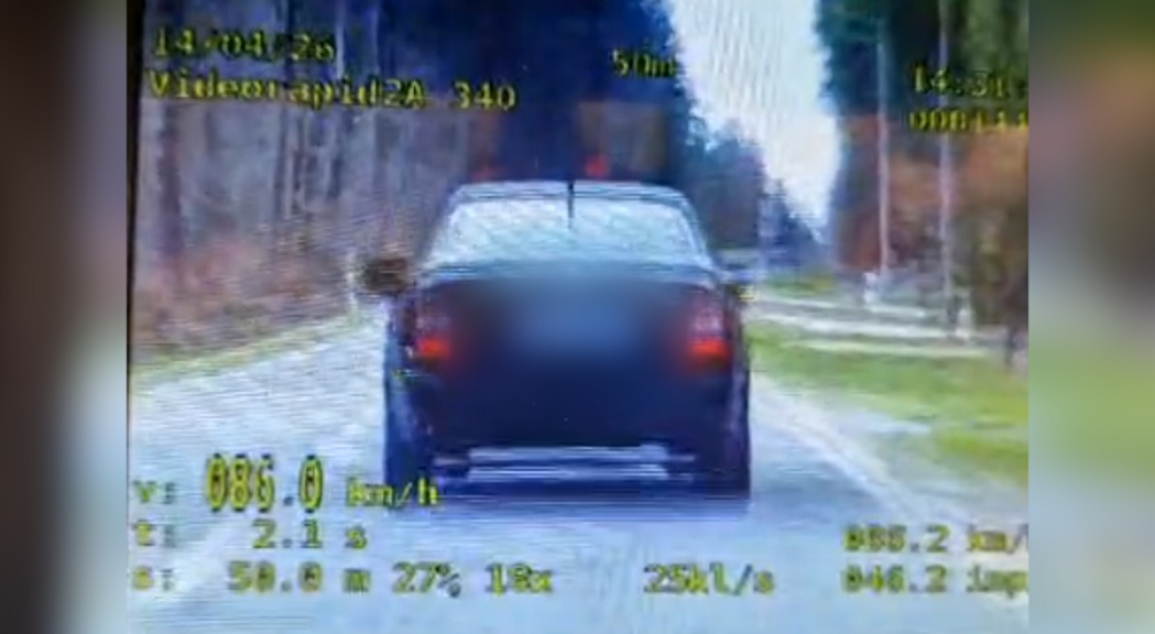 Ujęcie z wideorejestratora na nietrzeźwego kierowcę osobowego auta.