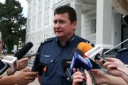 Policjant przypominający o bezpieczeństwie podczas wakacji