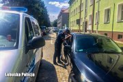 Policjant kontrolujący samochody