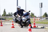 Policjant na motorze służbowym