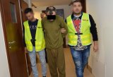 mężczyzna, który otrzymał zarzut zabójstwa w trakcie doprowadzania do sądu