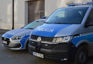 dwa pojazdy oznakowane volkswagen caddy i hyundai i 30