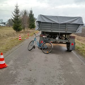 miejsce zdarzenia drogowego- przyczepa rolnicza i rower