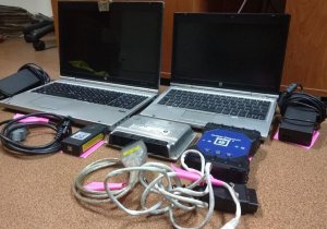 sprzęt elektroniczny do diagnostyki samochodowej i dwa laptopy