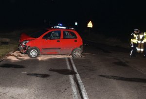 Miejsce zdarzenia- rozbity pojazd i policjanci