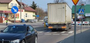 miejsce zdarzenia- przejście dla pieszych przy którym stoi DAF i policyjny radiowóz nieoznakowany a na skrzyżowaniu policjant umundurowany kieruje ruchem