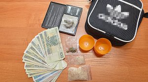 banknoty, waga, substancje psychotropowe, torebka, opakowanie po Kinder jajku