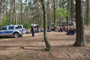 kompleks leśny - obóz harcerski, policjantka prowadząca prelekcję