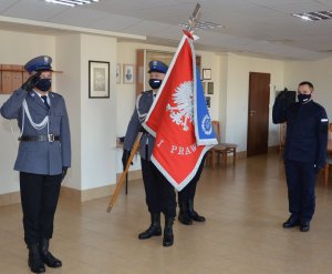 posterunkowy Wojciech Paterak podczas ślubowania w Sali odpraw oraz poczet sztandarowy