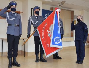 Ślubująca policjantka i poczet sztandarowy