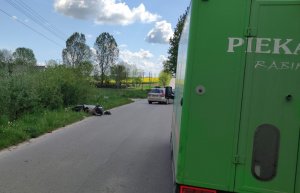 droga na której znajduje się przewrócony motorower, radiowóz i samochód iveco