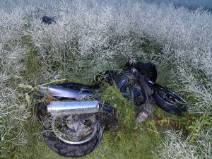 przewrócony motocykl w polu