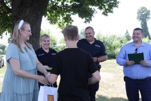 policjanci wręczający nagrody laureatom konkursu