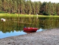 łódka strażacka w wodzie nad zalewem w Majdanie Sopockim