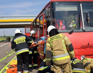 strażacy wyciągają poszkodowanych w wypadku z autobusu