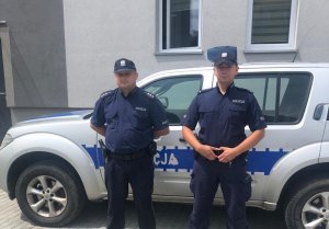 policjanci na tle radiowozu