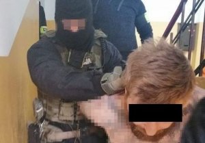 policjanci kontrterroryści prowadzący zatrzymanego mężczyznę