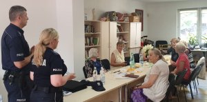 policjanci rozmawiają z seniorami