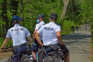 trzech policjantów na rowerach