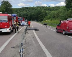 miejsce wypadku motocyklisty w tle radiowóz i wozy strażackie