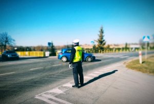 policjant nadzoruje ruch na skrzyżowaniu