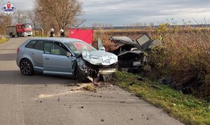 dwa samochody po wypadku w oddali straż pożarna