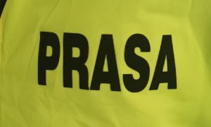 napis prasa na kamizelce odblaskowej