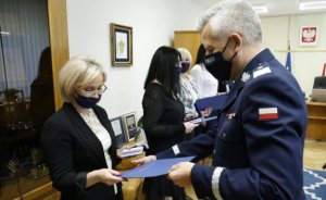 Komendant Wojewódzki Policji w Lublinie wręcza gratulacje i podziękowania za pracę pracownikowi cywilnemu Policji