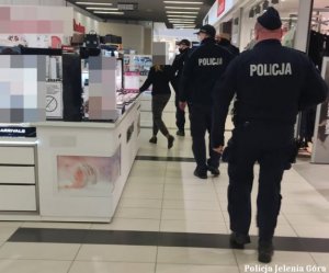 dwóch policjantów w patrolu