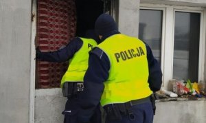 dwóch policjantów sprawdzających pustostan