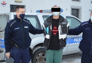 zatrzymany prowadzony przez policjantów