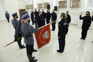 Nowo przyjęci policjanci podczas ślubowania