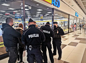 Policjanci kontrolują przestrzeganie obostrzeń sanitarnych w galeriach