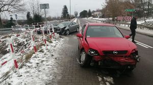 miejsce wypadku i uszkodzone trzy samochody osobowe w wyniku zderzenia się pojazdów