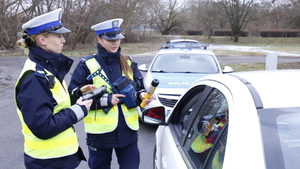 dwie policjantki i zatrzymany samochód do kontroli drogowej