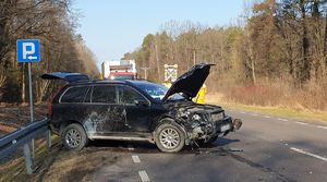 uczestniczący w wypadku uszkodzony samochód osobowy volvo