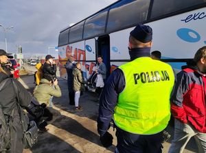 policjant i uchodźcy