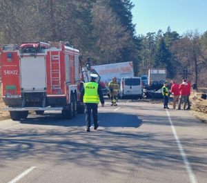 miejsce zdarzenia drogowego, służby ratunkowe i uszkodzone pojazdy