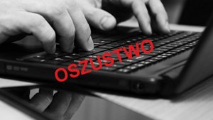 dłonie na klawiaturze z napisem oszustwo