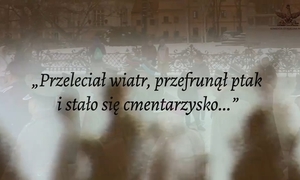 kadr z filmu i napis: przeleciał wiatr, przefrunął ptak i stało się cmentarzysko...