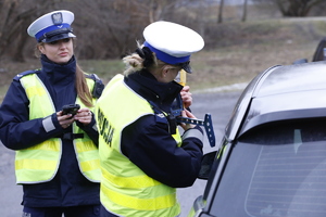 dwie policjantki oraz pojazd kontrolowany