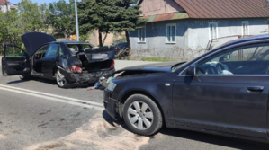 dwa uszkodzone pojazdy biorące udział w wypadku drogowym