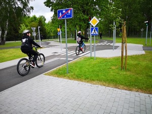 dzieci na rowerach podczas turnieju bezpieczeństwa w ruchu drogowym