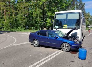 dwa pojazdy uczestniczące w zdarzeniu drogowym na skrzyżowaniu ulic autobus i samochód osobowy