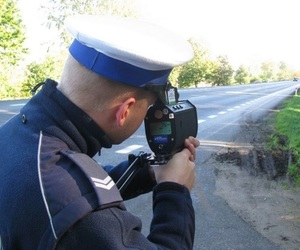 policjant dokonujący pomiaru prędkości