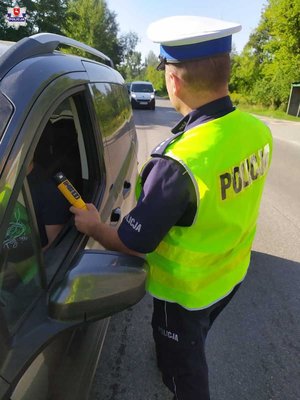 policjant sprawdzający trzeźwość kierującego