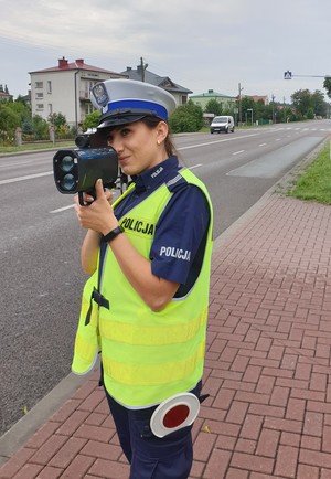 policjantka mierzy prędkość